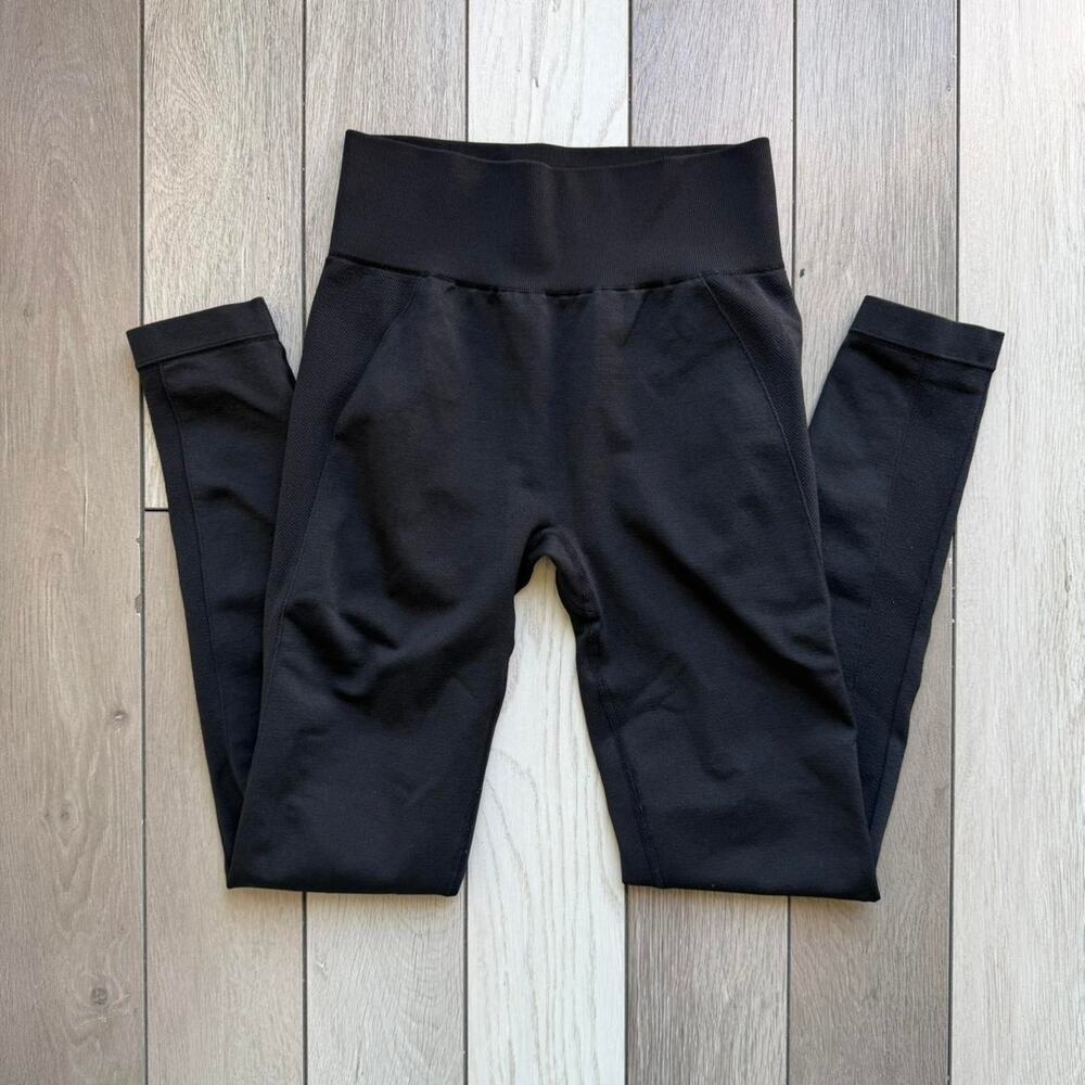 Gymshark black seamless leggings activewear - Picture 3 of 4